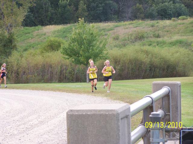 Sara Jorgensen and Edee Vogt run at Trojan Invitational.