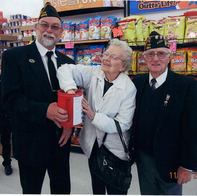 l to r: Dale Henry, Commander, Jeanette Newton drawing the winning entry, John Gualtier serv.officer