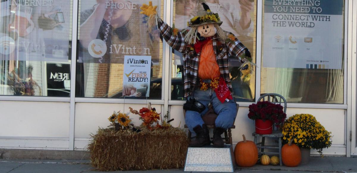 iVinton's Scarecrow is waiting to take any calls that you might have about your internet service.