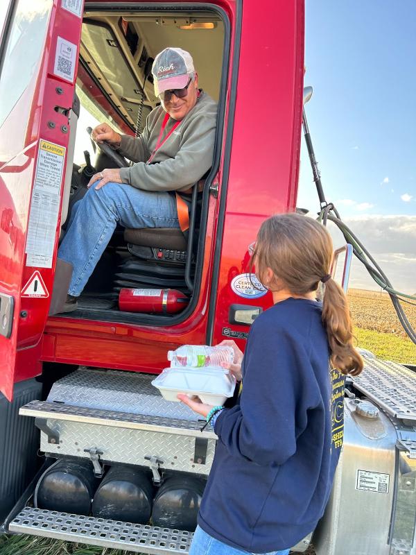 FFA member Zyla Mullinex delivering a meal out in the fields.