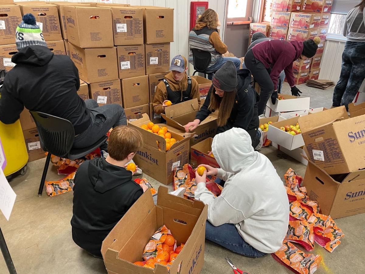 FFA Officers and the Animal Science Class quality checking oranges Pictured: Dallas Fairbanks, Grace Schminke, Lucas Birker, Dane Moore, and Ryan Carolus
