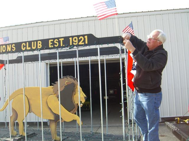  Vinton Lions Club member Mark Wilberg adds lights and patriotic bunting to the Lions Club float.