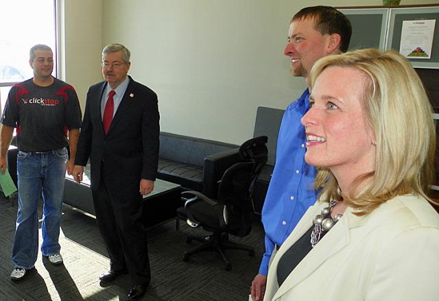 Tim Guenther discusses the idea board with Gov. Brandstad, Nathan Hesson and BGD VP Kristina Kremer.