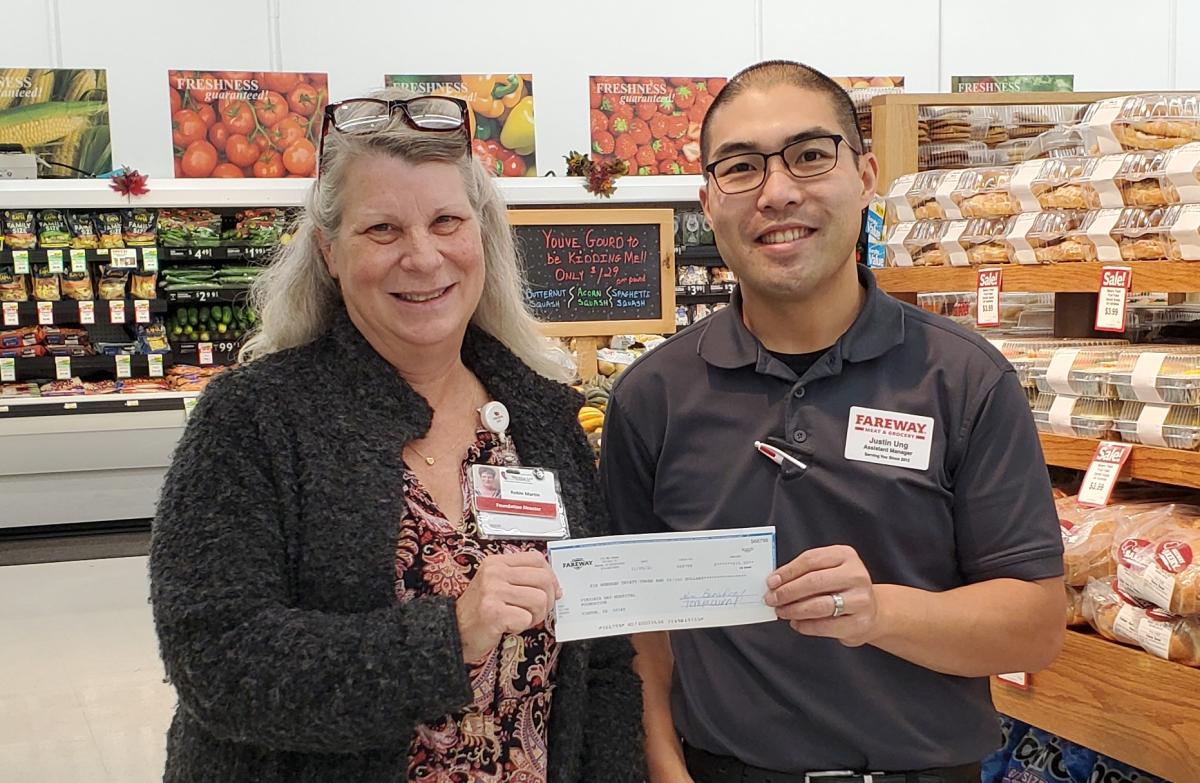 Fareway makes $633 donation to Gifts of Hope