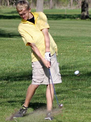 Dylan Rippel aims his shot toward the green on 3; the Vikings won vs. Williamsburg.