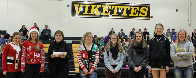 Coach Janet Woodhouse announces Vikette golf academic awards.