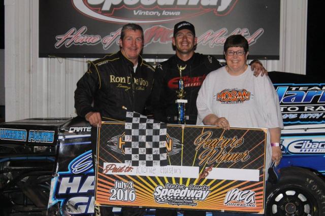 Scott Hogan congratulates Richie Gustin, the winner of the 22nd Annual Hogan Memorial Mod feature.