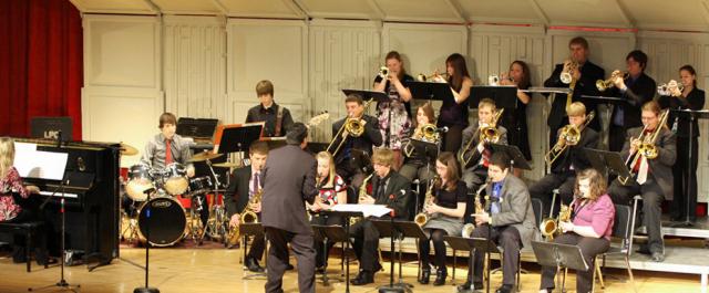 Director Karl Smith directs the VS Jazz Band.