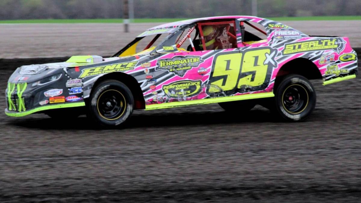 Dallon Murty won the battle with his father, Damon, to score the opening night IMCA Sunoco Stock Car win at Benton County Speedway. (Photo by Jim Wittke)