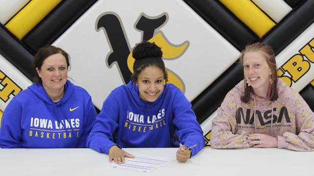 Vikette Aza Swayzer (center) joined by her mom, Lisa Stein (left) and teammate Kiera Ott