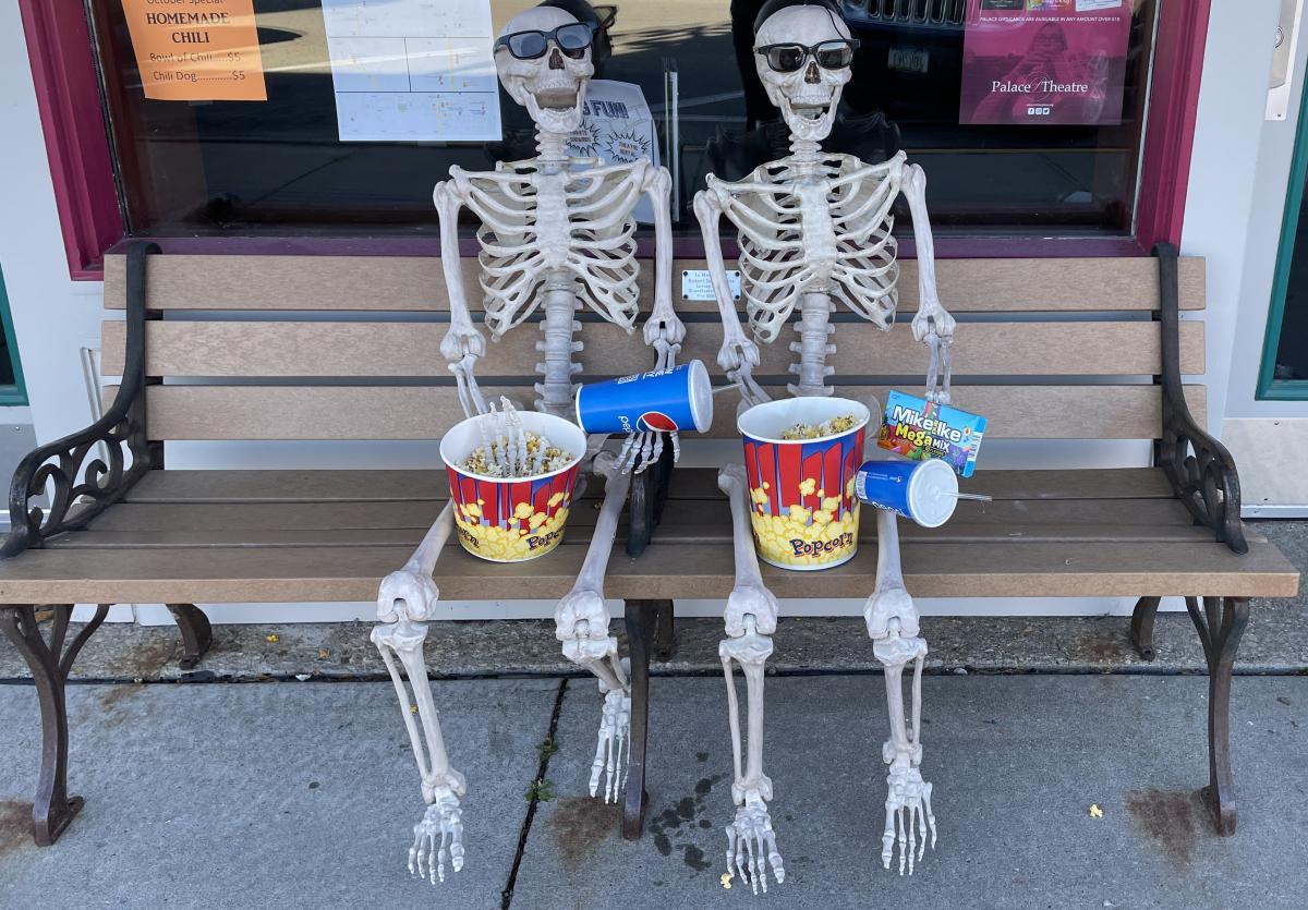 Now there are only 2 skeletons remaining in front of the Palace, where there used to be 3.