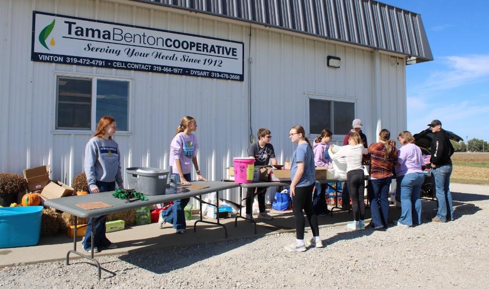 Middle School and High School FFA Members preparing the meals for farmers. 