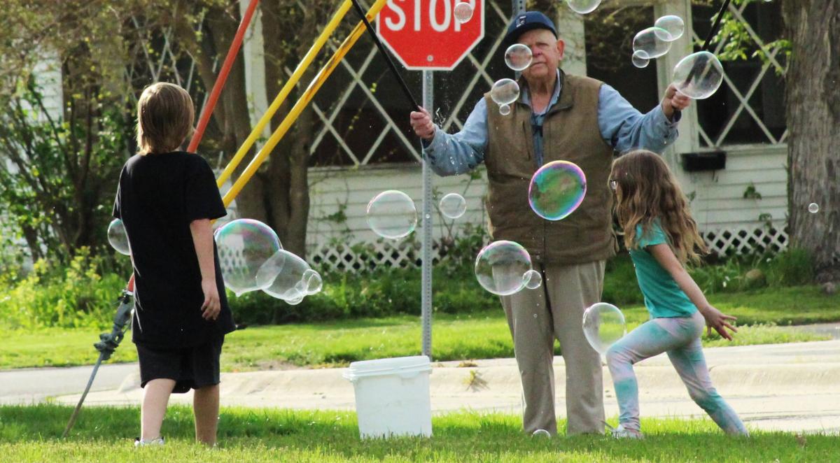 Giant Bubble maker Tom Pingenot and some of the children from Bethlehem Lutheran. Click to read article