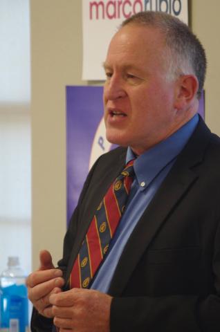 Keynote Speaker Trevor Loudon addresses Benton County Republicans. Photo courtesy of Bill Dahlsten.