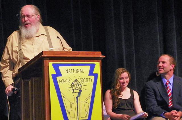Edwon Yedlik speaks to the NHS Inductees and their parents.