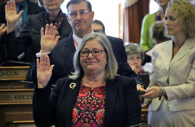 Dawn Pettengill recites the oath of office to begin her 6th term in the Iowa House.