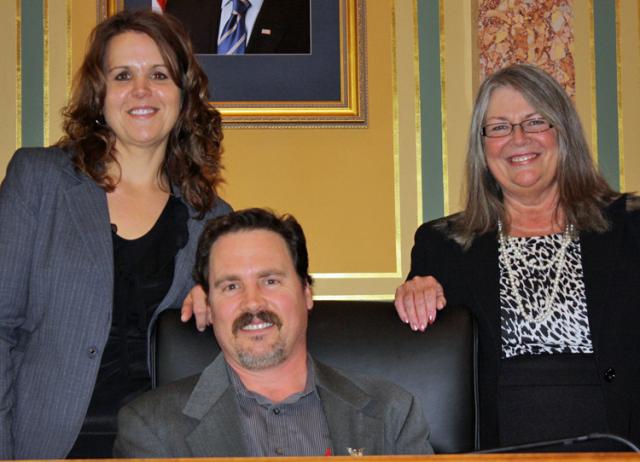 Vic and Michelle Schmidt pose with Rep. Dawn Pettengill during recent visit to Des Moines.