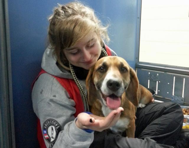 Corps member Alohi gets to know Piper, a hound mix.