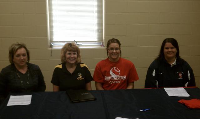Ashley Strong signs with SWCC, joined by her mom, coach Shirale Hanson & SWCC coach Lindsay Stumpf.