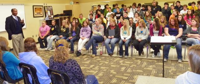 Simon Estes discusses solo vs. choral singing with VSHS choir members.