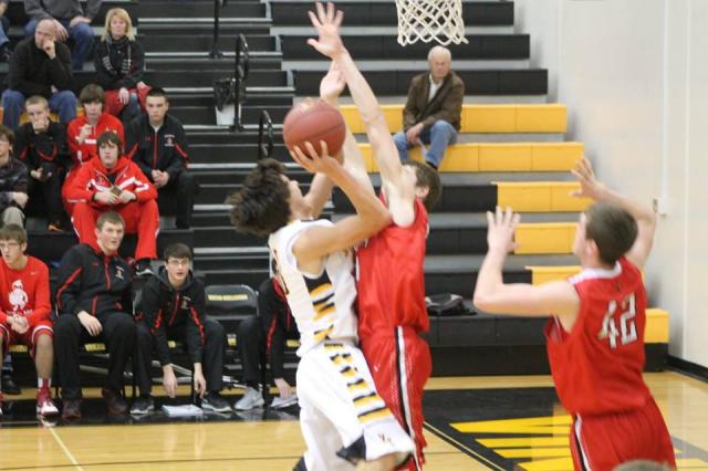 Tyler Stueck led the Vikings with 13 in Tuesday's loss vs. conference leader Maquoketa.
