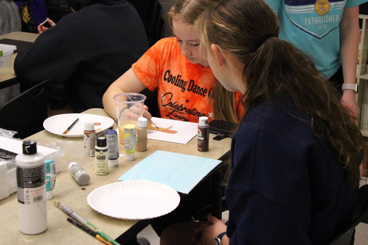 Members Katelyn Fleming and Ali Lutz painting.